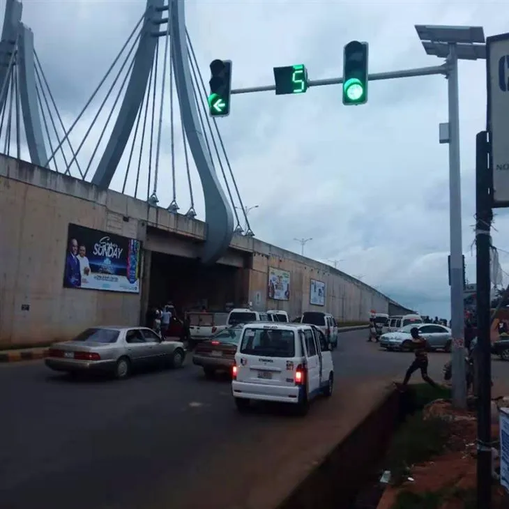 Lub teeb liab pub zaub mov qab South Africa